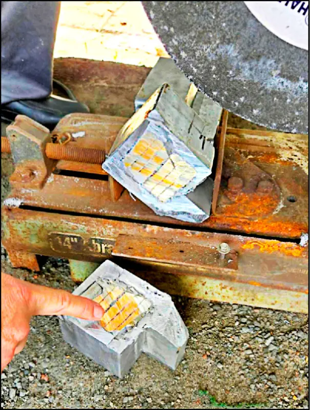 ▲詐團車手將鉅額現金送往銀樓匿名購買黃金條塊，再將黃金包藏於鉛錫合金內。（圖／翻攝畫面）