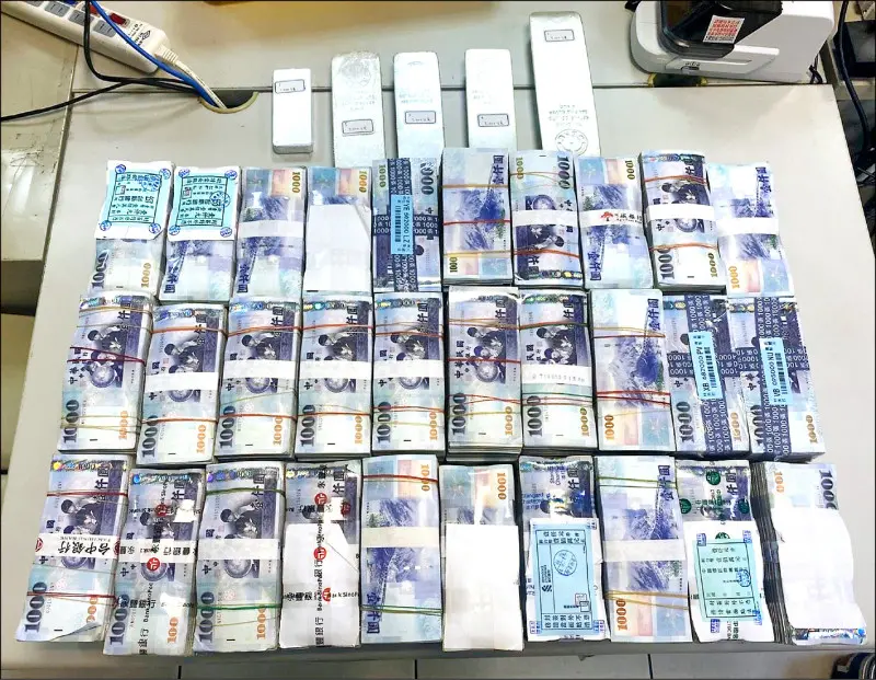    ▲警方於王明福辦公室查扣3千萬現金 。（圖／翻攝畫面）  