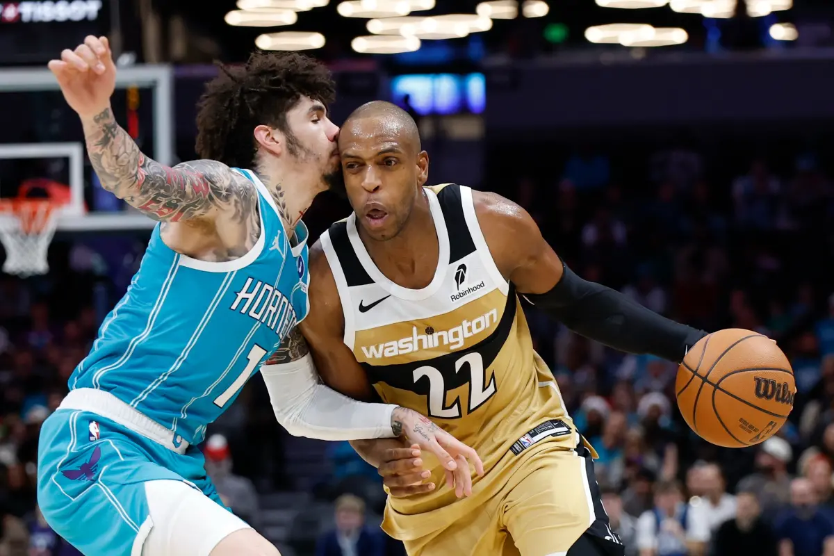 ▲NBA美國職籃（National Basketball Association）夏洛特黃蜂今（24）日於主場迎戰華盛頓巫師，不過在首節2邊就出現了一點火藥味，黃蜂當家控衛鮑爾（LaMelo Ball）從左側切入籃下準備上籃，卻遭巫師前鋒喬治（Kyshawn George）強硬推倒在地，險些引發場上大規模衝突。（圖／美聯社／達志影像）