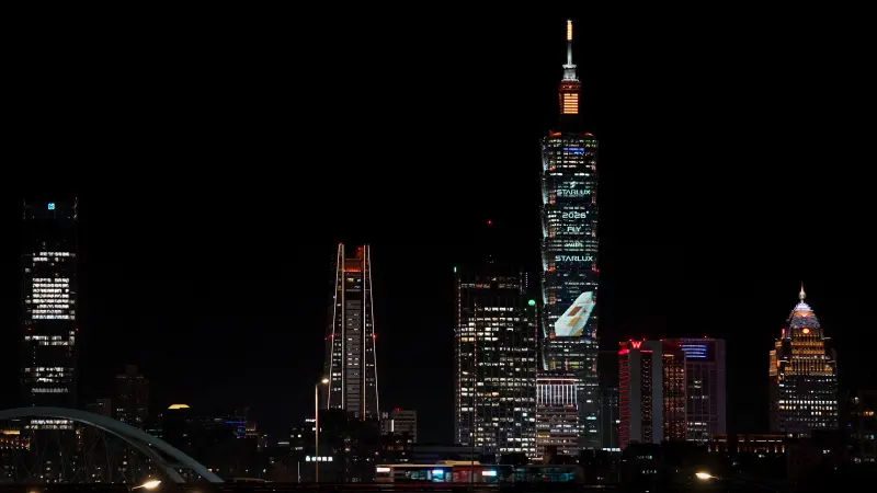 ▲星宇航空今日公布，台北101跨年光雕展演將展現星宇2026年三大亮點，包含有星宇航空帥氣機身揭開序幕。（圖／星宇航空提供www.facebook.com/starluxairlines）