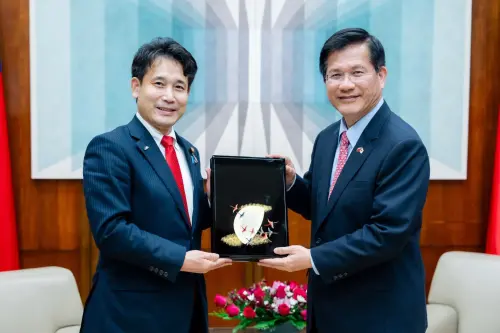 日本戶籍「國籍欄」正名台灣！矢板明夫曝關鍵推手是「台灣女婿」
