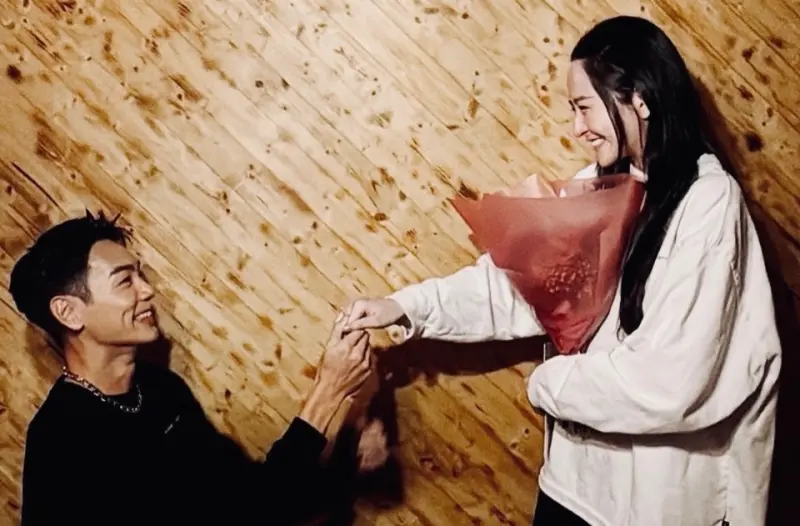 ▲禾浩辰（左）今（24）日宣布向吳品潔（右）求婚成功。回顧禾浩辰過去情史，他在跟吳品潔交往2個月就公開，但跟鬼鬼緋聞傳了4年都堅稱只是好朋友。（圖／禾浩辰IG@hungbruce）