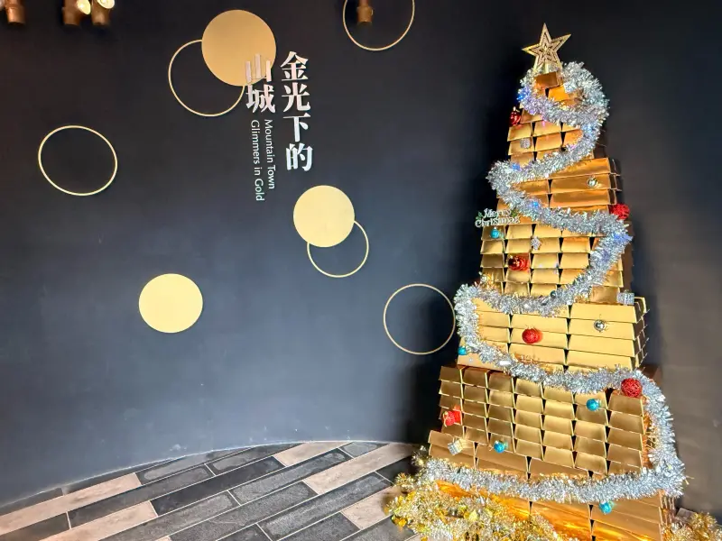 ▲在金磚聖誕樹前打卡Tag，即可換取美味鬆餅。（圖／新北文化局提供）