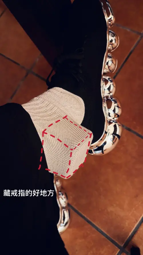 ▲禾浩辰求婚前把鑽戒盒藏襪子裡。（圖／禾浩辰 Bruce臉書）