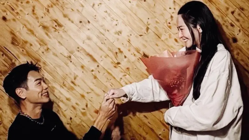 ▲禾浩辰（左）向吳品潔下跪求婚前，把鑽戒藏在讓人意想不到的地方。（圖／禾浩辰 Bruce臉書）