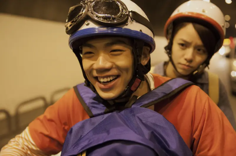 ▲禾浩辰（左）今（24）日求婚吳品潔成功，他過去演出電影《等一個人咖啡走紅》，以前的藝名是布魯斯，真的等到那個人。（圖／《等一個人咖啡》劇照）