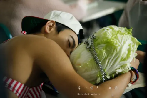 ▲禾浩辰（如圖）在電影《等一個人咖啡》裡因為打賭輸了，必須穿比基尼抱白菜溜冰，陽光又逗趣的模樣，成為觀眾心中經典的一幕。（圖／翻攝自等一個人咖啡臉書）