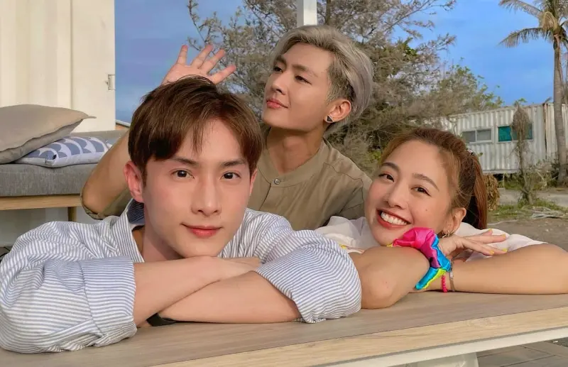 ▲炎亞綸（中）認了跟多年好友鬼鬼（右）斷聯，透露本想跟對方約出來談，但因為雙方都太忙所以破局，無奈嘆：「彼此冷靜一下」，還大讚兩人共同好友阿本（左）在中間展高情商應對。（圖／阿本本人FB）