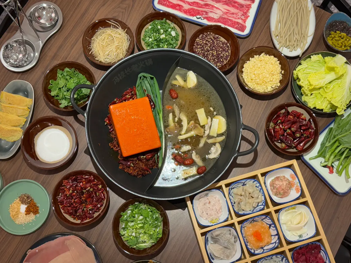 ▲創下「日均翻桌15輪、候位5小時」等排隊盛況，連黃仁勳都登門用餐的「馮校長老火鍋」，將於2026年1月3日起正式登台，《NOWNEWS》完整開箱湯頭、特色與食材完整資訊一次看。（圖／記者葉盛耀攝）