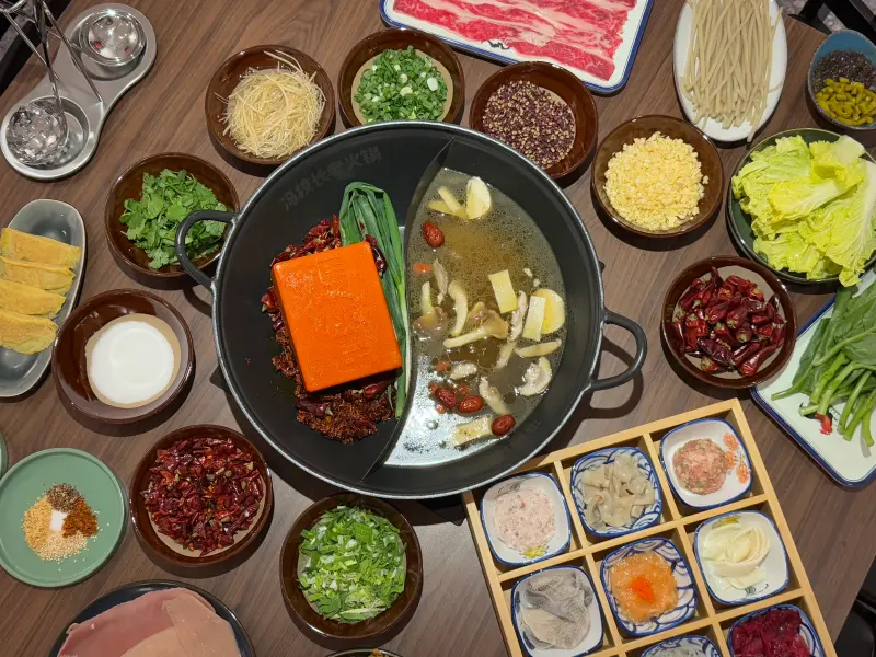 ▲創下「日均翻桌15輪、候位5小時」等排隊盛況，連黃仁勳都登門用餐的「馮校長老火鍋」，將於2026年1月3日起正式登台，《NOWNEWS》完整開箱湯頭、特色與食材完整資訊一次看。（圖／記者葉盛耀攝）