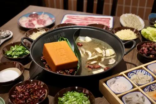 ▲「馮校長老火鍋」源自成都，於2023年創立，目前全球已有400家分店。（圖／記者葉盛耀攝）