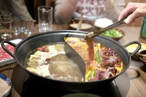 ▲「馮校長老火鍋」標榜打造麻而不燥、辣而不嗆的招牌鍋底「經典大紅鍋」，搭配現切牛肉、屠場直供鮮毛肚等新鮮食材。（圖／記者葉盛耀攝）