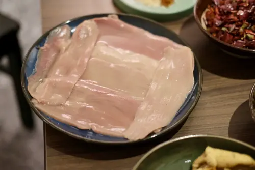 ▲「大刀腰片」嚴選新鮮豬腰子經精湛刀功快切，每片厚約0.2公分。（圖／記者葉盛耀攝）