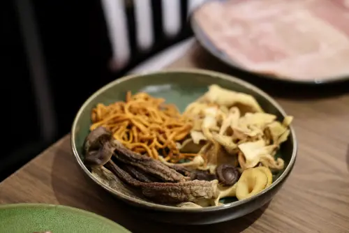 ▲馮校長老火鍋迎接新開幕期間，白鍋免費升級「蟲草菌菇組」。（圖／記者葉盛耀攝）