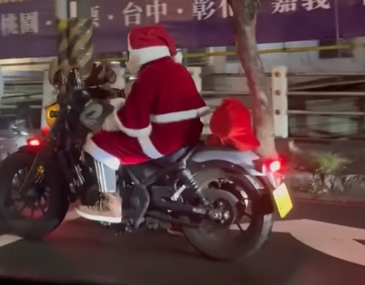 ▲近期許多台中人陸續目擊，有重機騎士裝扮成聖誕老公公行駛在街頭，有民眾勇敢討禮物，結果暖翻了7萬人。（圖／Threads@imyvonne.l）