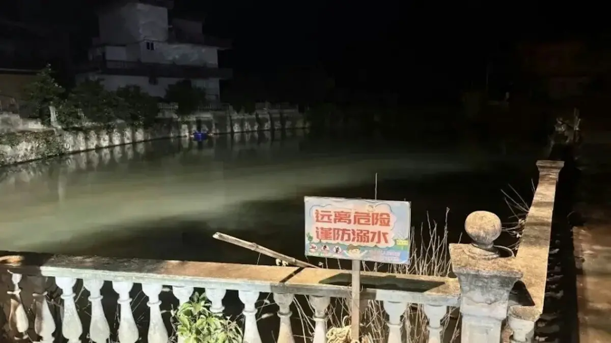 ▲中國江西彭澤縣定山鎮，昨（23）日發生一起重大車禍，一位幼兒園49歲羅姓女園長下午開車送幼童回家時，不慎失控衝入路旁池塘，導致包括女園長在內車上8人全數死亡。（示意圖／翻攝自微博）