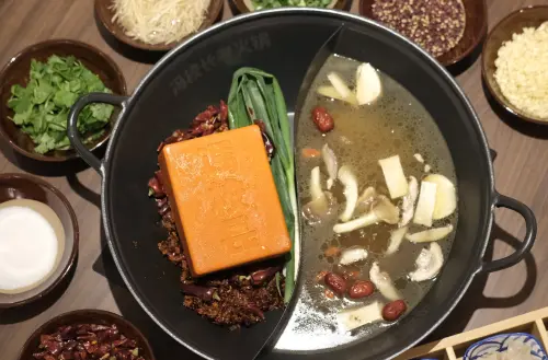 ▲Jason堅持將「經典大紅鍋」的夢幻鍋底及靈魂紅油先製成塊狀（圖左），才能空運直送來台。（圖／記者葉盛耀攝）