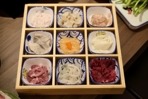 ▲各種新鮮食材，包含台灣牛上腦、菊花郡肝等，放在九宮格中。（圖／記者葉盛耀攝）