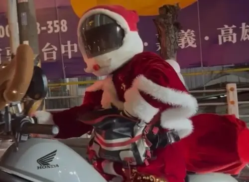 ▲重機版聖誕老公公聽見呼喚之後，立刻拿出準備好的禮物袋，拿出一把糖果當作聖誕禮物。（圖／Threads@imyvonne.l）