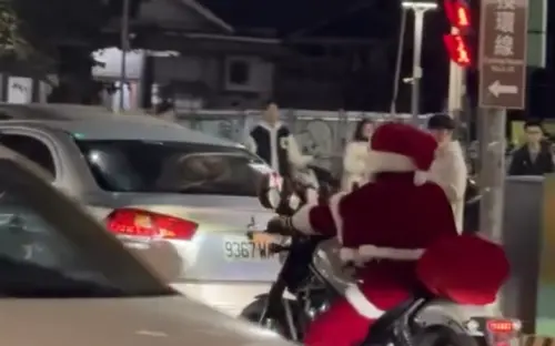 ▲重機版聖誕老公公這幾天都現身在台中街頭，裝扮相當用心，就連車頭都裝上了麋鹿角。（圖／Threads@sin_lu_lin_tina