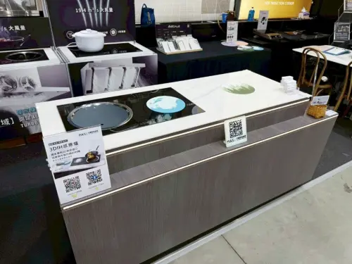 ▲羿麗智能展出的「中島 × 3DIH爐 × 隱藏式IH爐」整合方案，也引來許多設計師與建築商高度興趣。（圖／業者提供）