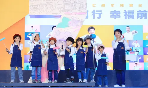 ▲台中市長盧秀燕與7名7歲小朋友一起彩繪，象徵讓台中的未來更多彩。（圖／台中市政府提供，2025.12.24）