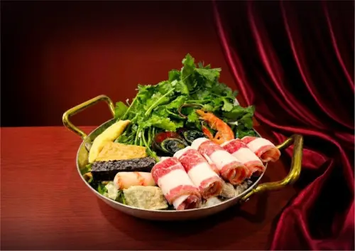 ▲舞古賀mini鍋物推出「香菜皮蛋鍋」，第二鍋折價100元優惠。（圖／舞古賀mini鍋物提供）