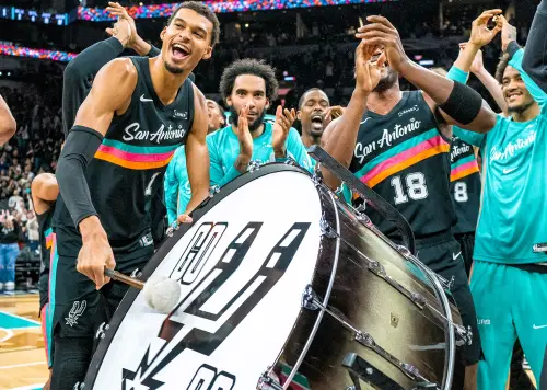 ▲聖安東尼奧馬刺隊（San Antonio Spurs）前鋒Victor Wembanyama（1號）在2025年12月23日主場擊敗奧克拉荷馬雷霆後，與隊友一同敲響大鼓，熱情與球迷慶祝勝利，氣氛熱烈歡騰。（圖／美聯社／達志影像）