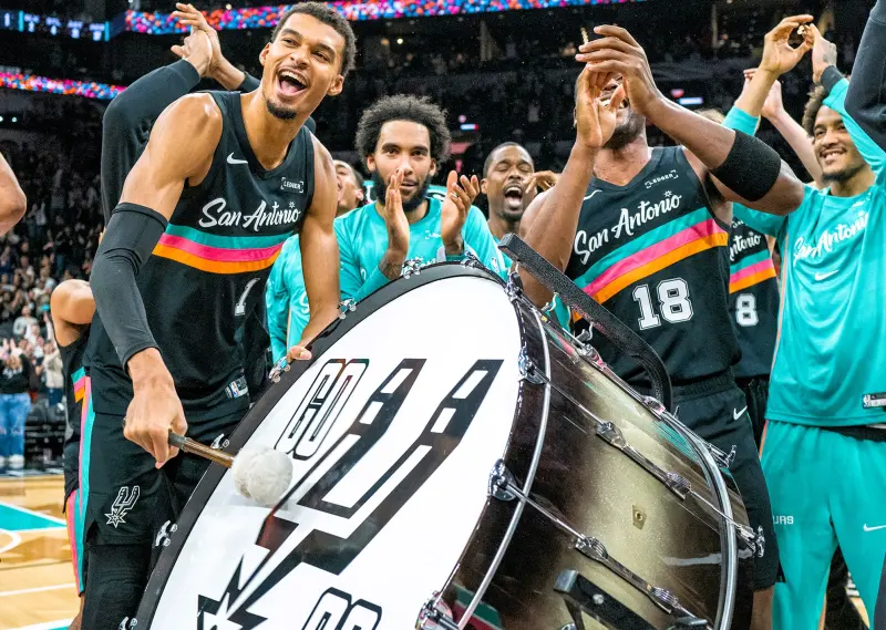 ▲聖安東尼奧馬刺隊（San Antonio Spurs）前鋒Victor Wembanyama主場擊敗奧克拉荷馬雷霆後，與隊友一同敲響大鼓，熱情與球迷慶祝勝利，氣氛熱烈歡騰。（圖／美聯社／達志影像）