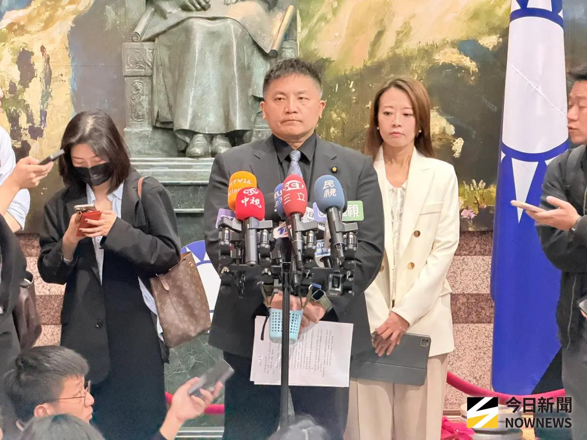 ▲國民黨文傳會主委吳宗憲宣布，明天兩黨主席將開記者會宣布「國民帳戶」政策。（圖／記者嚴俊強攝，2025.12.24）