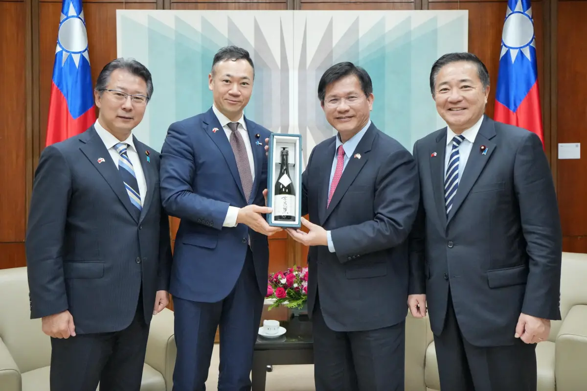 ▲外交部長林佳龍昨（23）日上午，陪同總統賴清德接見日本前法務大臣鈴木馨祐眾議員等一行人，並於外交部與訪團深入會晤。（圖／取自林佳龍臉書）