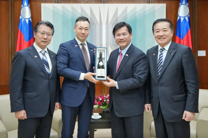 ▲外交部長林佳龍昨（23）日上午，陪同總統賴清德接見日本前法務大臣鈴木馨祐眾議員等一行人，並於外交部與訪團深入會晤。（圖／取自林佳龍臉書）