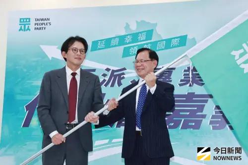 ▲民眾黨徵召立委張啟楷（右）選嘉義市長。（圖／吳翊緁攝）