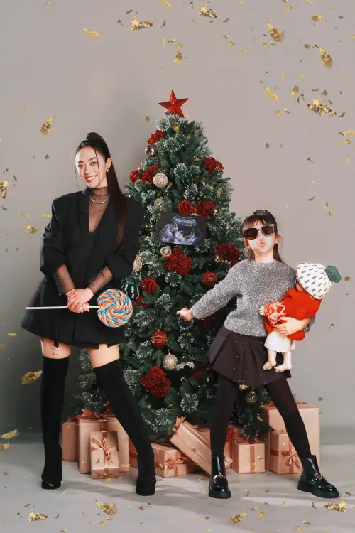 ▲舞思愛（左）在聖誕節公佈好消息，她懷了二寶，這也是她大女兒（右）5年來的願望。（圖／好玩音樂提供）