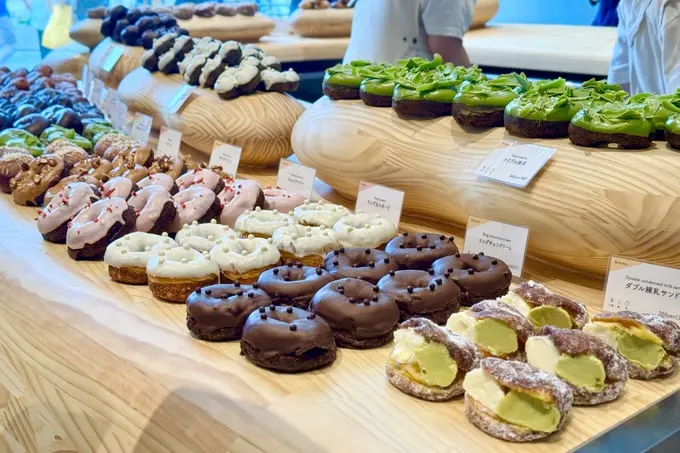 ▲「I'm donut?」另一家分店的甜甜圈也是直接擺放在陳列台上,但是陳列台材質不是瓷磚,看起來也就比較正常。(圖/翻攝自X)