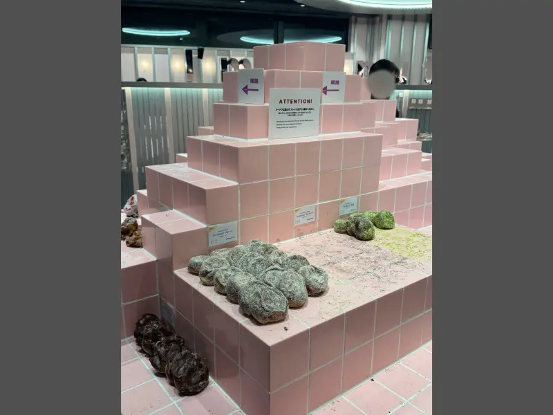 ▲風靡日本的人氣甜甜圈名店「I’m donut?」，日前遭網友在社群網路抱怨，認為「I’m donut?」澀谷店的陳列方式很不衛生，甜甜圈直接擺放在店內瓷磚材質的方塊上，讓人看了毫無食慾。（圖／翻攝自X）