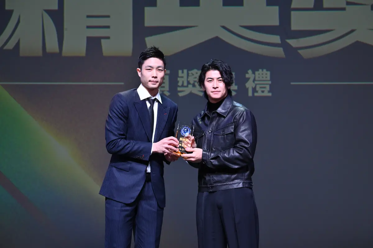 ▲114年體育運動精英獎最佳男運動員獎由「台灣隊長」陳傑憲奪得，最佳女運動員則由黃筱雯榮膺。此外，12強冠軍教頭曾豪駒也榮膺最佳教練獎、最佳運動團隊獎則是中華女自拔河隊、最佳新秀運動員獎以及最佳運動精神獎各自由江靜緣與周天成奪得。（圖／精英獎提供）