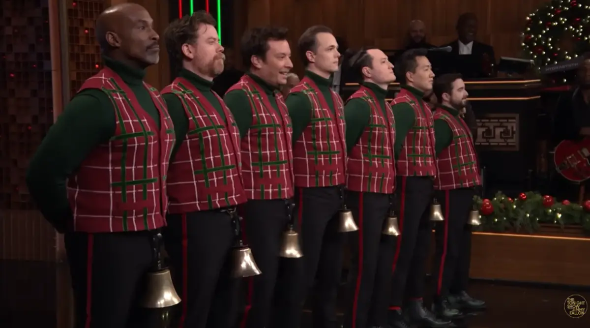 ▲吉米法倫（左三）在《今夜秀》用下體演奏聖誕節名曲，引來觀眾兩極化評論。（圖／The Tonight Show YouTube）