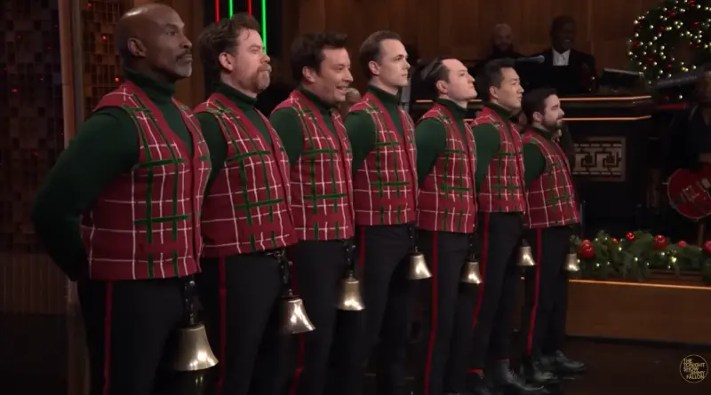 ▲吉米法倫（左三）在《今夜秀》用下體演奏聖誕節名曲，引來觀眾兩極化評論。（圖／The Tonight Show YouTube）