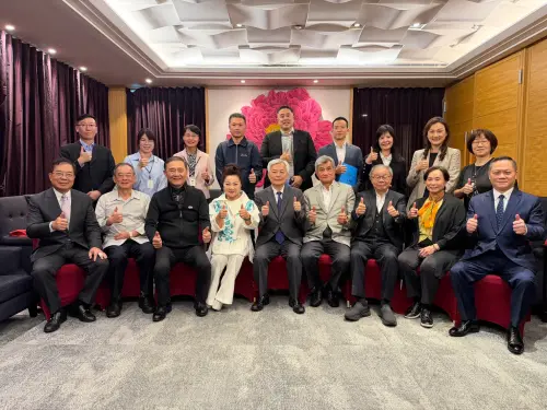 ▲白冰冰（前排左4）為女兒成立白曉燕基金會，她擔任終身志工。（圖／白曉燕基金會提供）