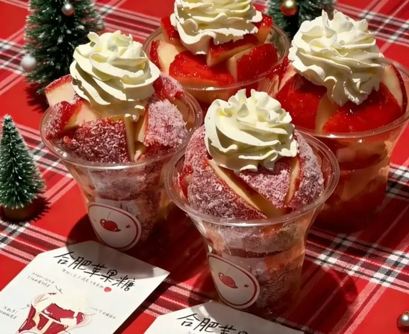 ▲中國掀起奶油蘋果糖風潮，紅白配色超呼應聖誕節，不過有營養師提醒，三大族群的人最好別吃。（圖／翻攝自微博）