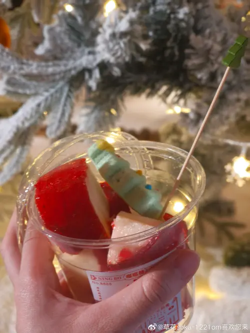 ▲奶油蘋果糖應景外觀掀起購買潮，有店家要排隊半小時以上才能買到。（圖／翻攝自微博）