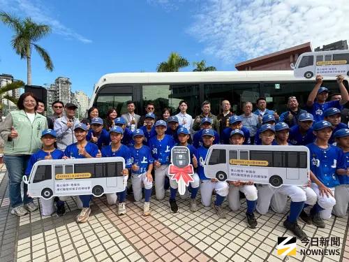 最棒耶誕禮 老總陳文田豪捐400萬專車守護向上棒球隊
