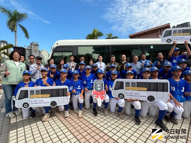 ▲台中向上國中棒球隊今天收獲一份最棒耶誕禮物，由長期挹助球隊經費的台灣理財通總經理陳文田，捐贈售價400萬元21人座中型巴士。（圖／記者金武鳳攝，2025.12.24)
