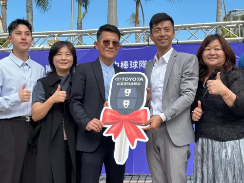 ▲台灣理財通總經理陳文田，購買一輛價400萬元21人座中型巴士，捐贈向上國中棒球隊，今天舉行捐贈儀式。（圖／記者金武鳳攝，2025.12.24)