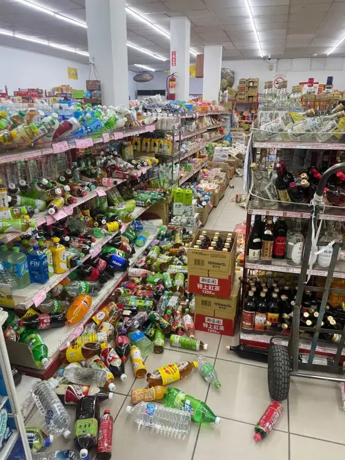 ▲台東縣卑南鄉芮氏規模6.1強震在平安夜來襲，當地超市貨架商品散落一地。（圖／民眾提供）