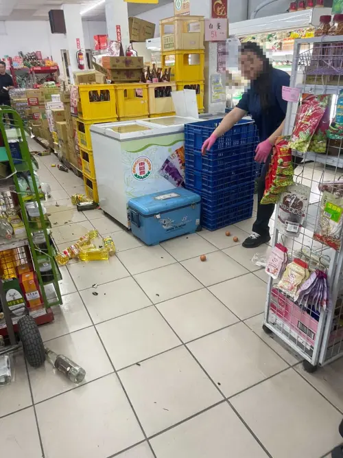 ▲台東縣卑南鄉芮氏規模6.1強震發生後，當地超市現場情況。（圖／民眾提供）