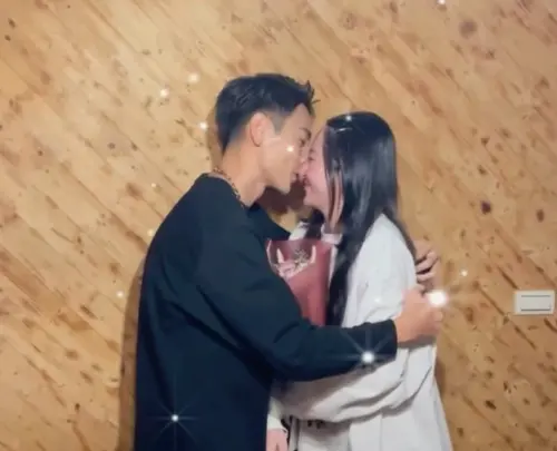 吳品潔聖誕節被求婚成功！當下心情曝光：拿到花時、臉漲成粉紅色
