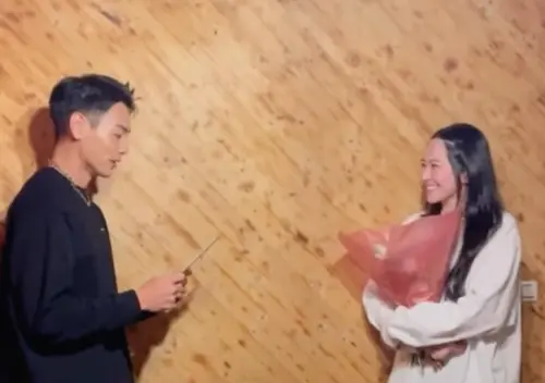 ▲吳品潔（右）被男友禾浩辰（左）求婚成功。她也祝福所有看到她求婚影片的人，都能幸福快樂。（圖／翻攝自吳品潔IG@pinpin_woo）