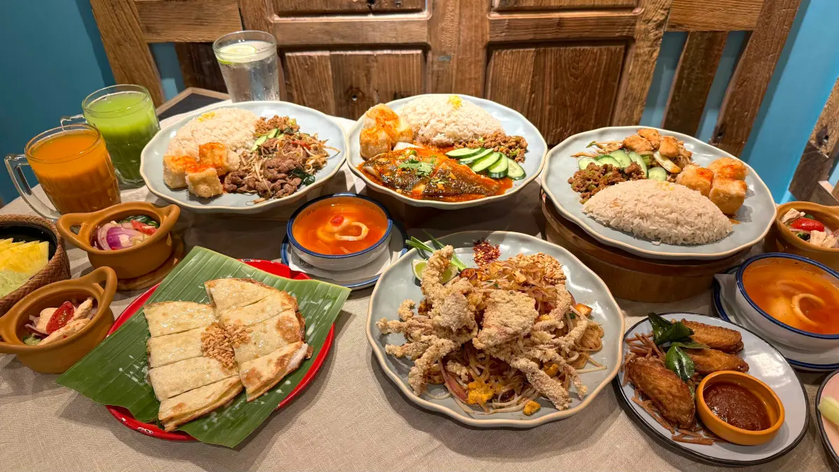 ▲帕泰家泰式料理平日菜單全新升級推出個人獨享套餐，推薦泰式酸辣烤魚、泰式炒河粉、冬蔭功海鮮湯等10大人氣主食，搭配開胃小點、湯品和飲料298元起，50元炭烤雞肉沙嗲串、98元泰式甜品加購優惠一覽。（圖／記者蕭涵云攝）